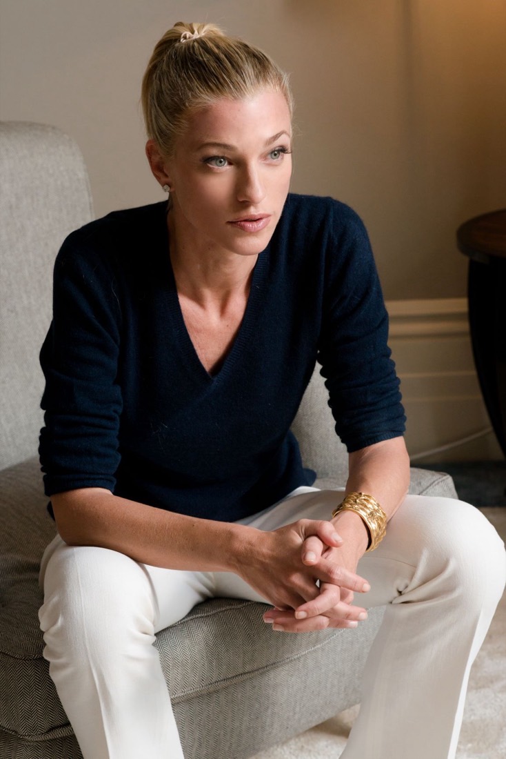 Retrato de Nicole Junkermann sentada en un sillón, con las manos entrelazadas, en actitud serena de conversación